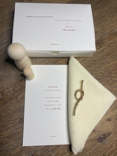 Schuildoosje met Troostzakdoek en Troostkaartje met 2 houten poppetjes